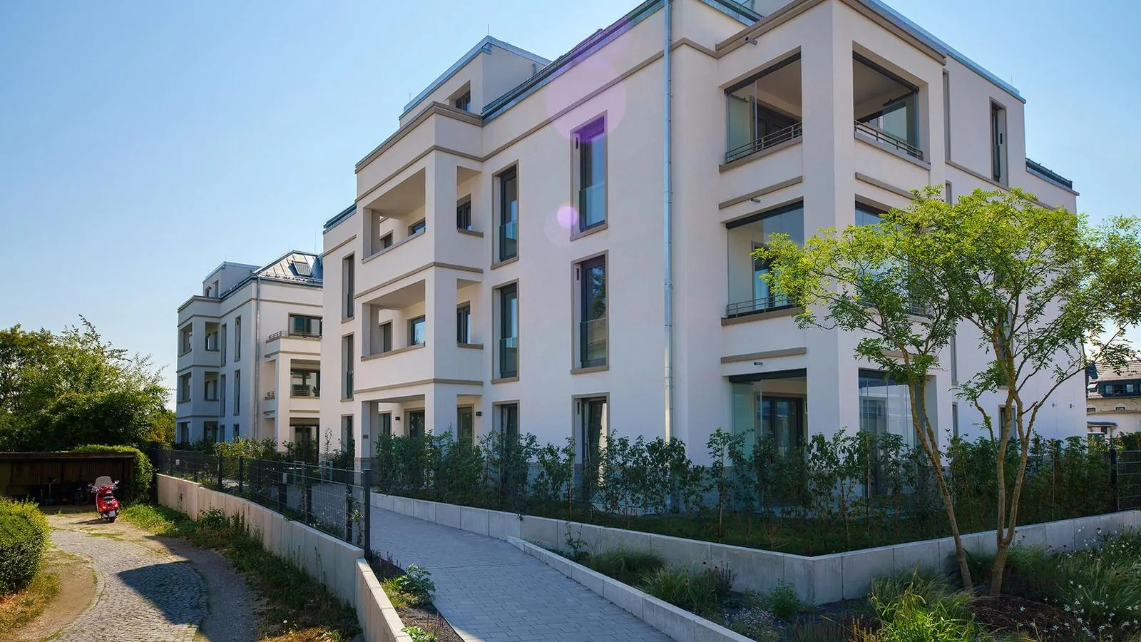 Neubau der HelloStay Apartments in Eltville am Rhein mit begrüntem Zugang