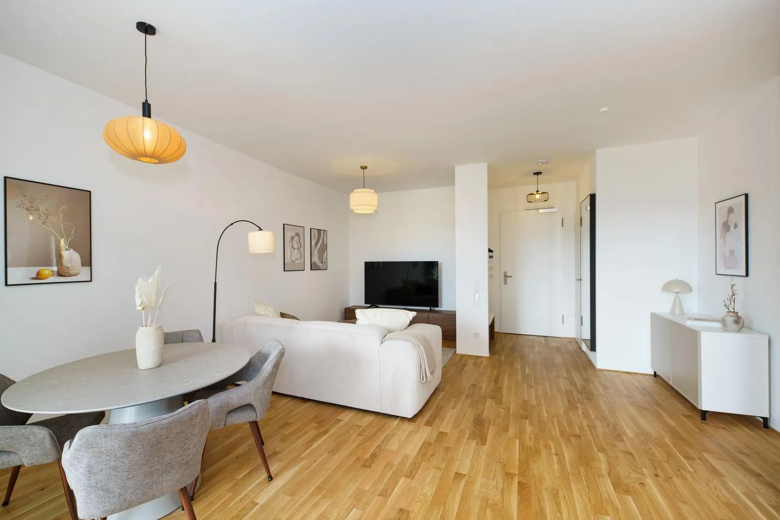 3-Zimmer-Neubau-Apartment im Japandi-Stil – Wohnzimmer