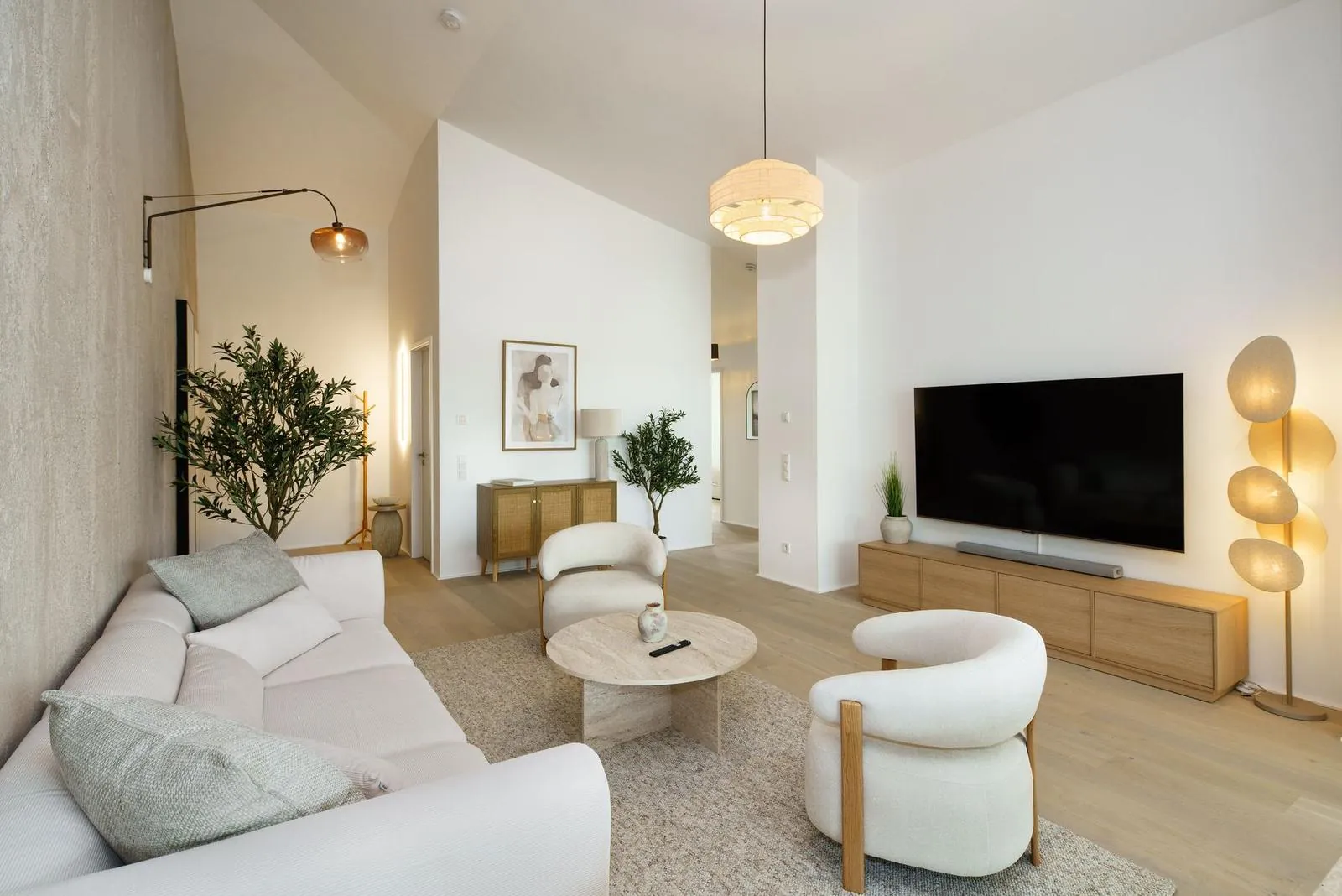5-Zimmer-Neubau-Apartment im Scandi-Coastal-Stil – Wohnzimmer
