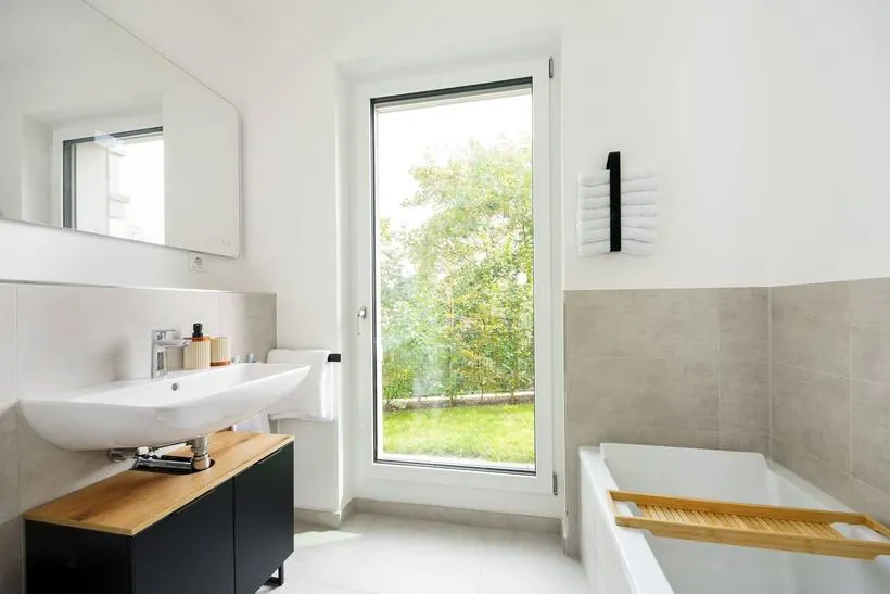 3-Zimmer-Neubau-Apartment im Japandi-Stil – Badezimmer