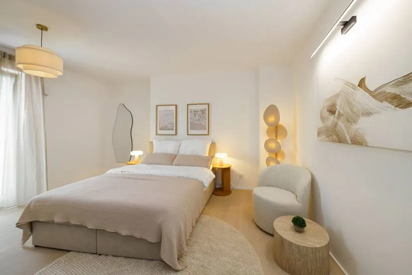 5-Zimmer-Neubau-Apartment im Scandi-Coastal-Stil – Schlafzimmer 1