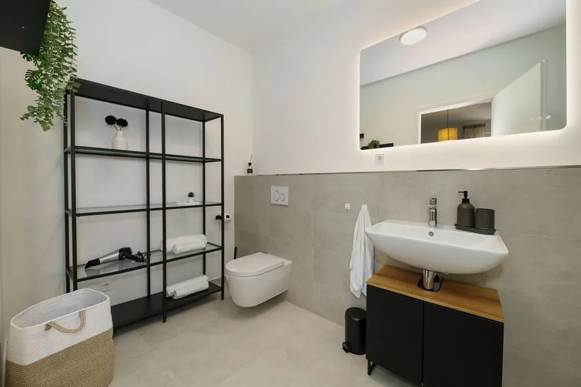 Apartment im Boutique-Stil mit Terracotta-Akzenten – Großes Bad