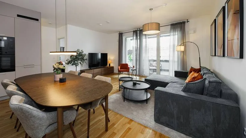 Apartment im Boutique-Stil mit Terracotta-Akzenten – Wohnzimmer