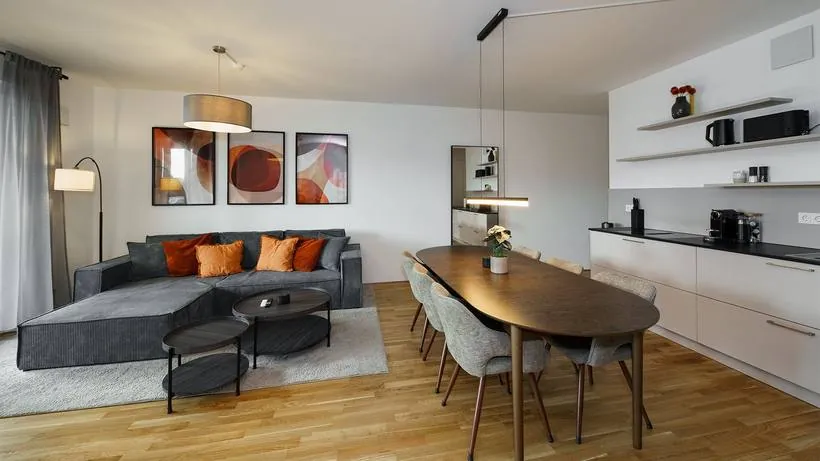 Apartment im Boutique-Stil mit Terracotta-Akzenten – Wohnzimmer