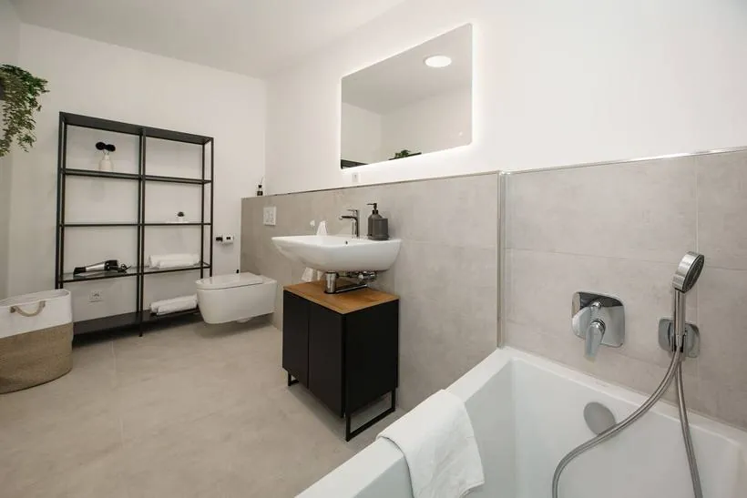 Apartment im Boutique-Stil mit Grün-Akzenten – Großes Bad