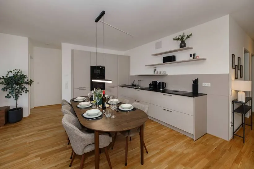 Apartment im Boutique-Stil mit Grün-Akzenten – Wohn- & Essbereich